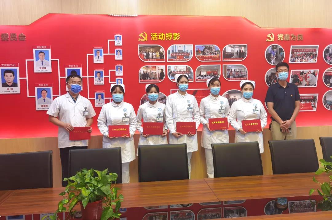 市衛(wèi)健委黨委副書記徐健一行蒞臨市鐘吾醫(yī)院慰問抗疫醫(yī)務(wù)人員(圖2) 市衛(wèi)健委黨委副書記徐健一行蒞臨市鐘吾醫(yī)院慰問抗疫醫(yī)務(wù)人員(圖2)